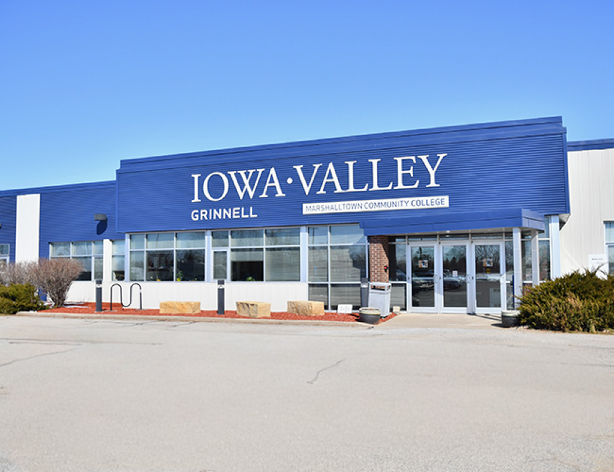 Picture of front entrance of Iowa Valley Grinnell.
