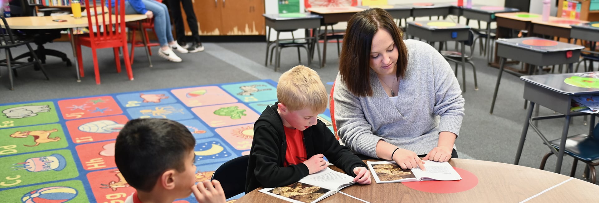 student-reading-with-kids