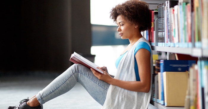 woman-sitting-in-library