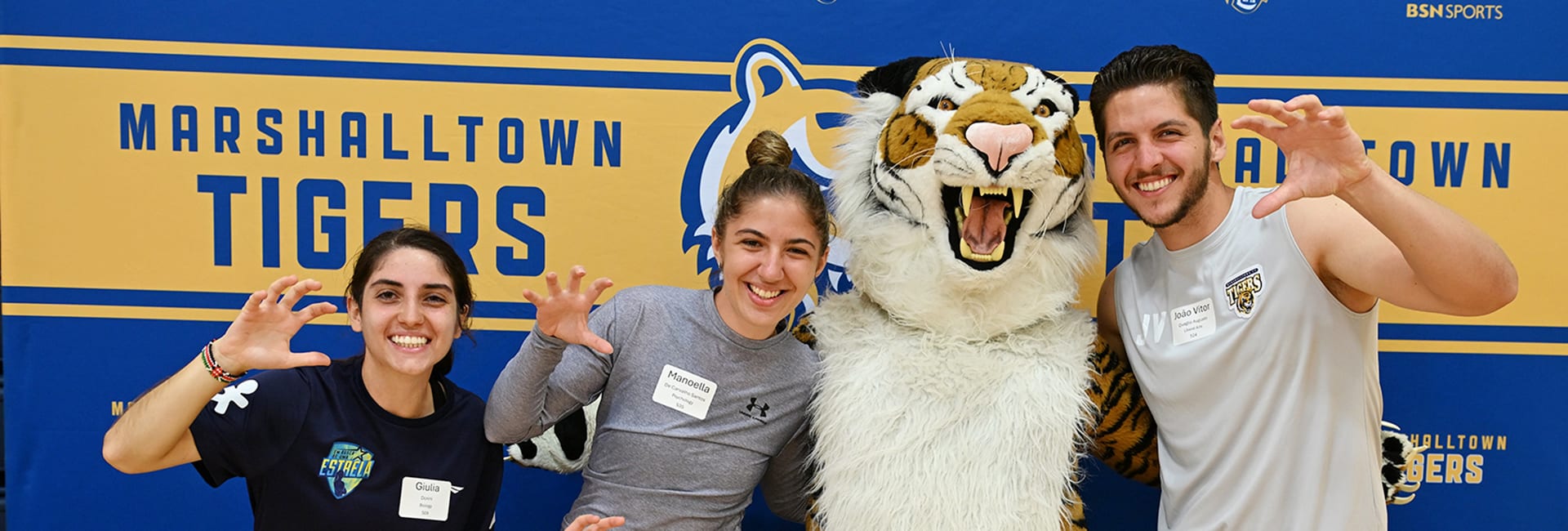 students-with-tiger