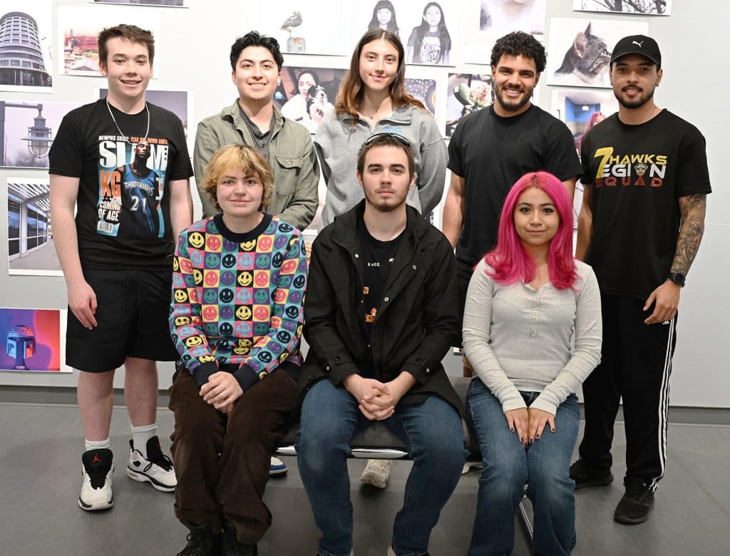 spring-photography-students-in-art-gallery